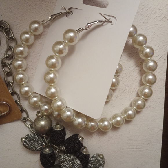 Elegant Black and Silver Floral Necklace Set - Picture 3 of 5